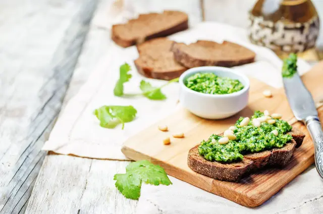 Pesto aux pignons de pin et à la coriandre