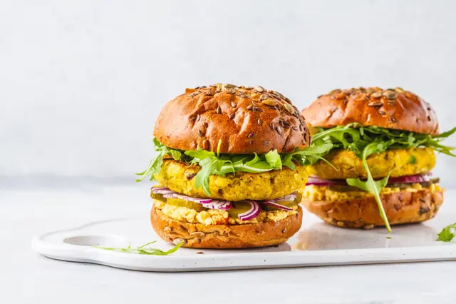 Burgers de pois chiches végétalien avec roquette, concombres marinés et houmous