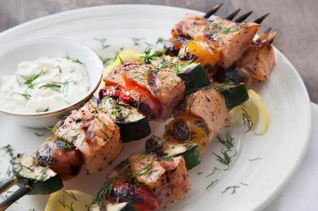 Brochettes de saumon aux courgettes, tomates et trempette tzatziki