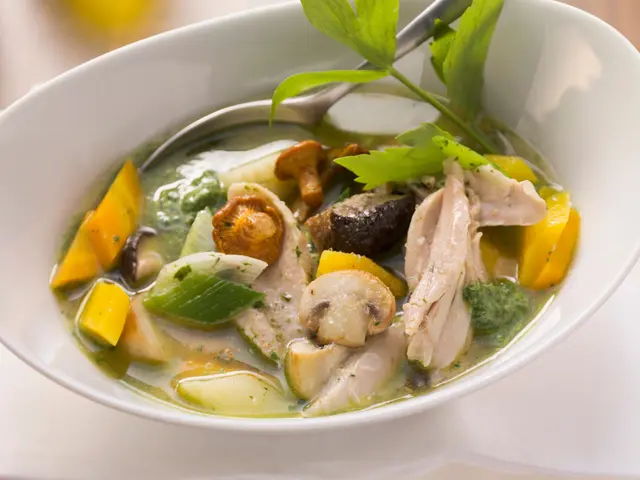 Ragoût de poulet aux légumes aux champignons et à la livèche