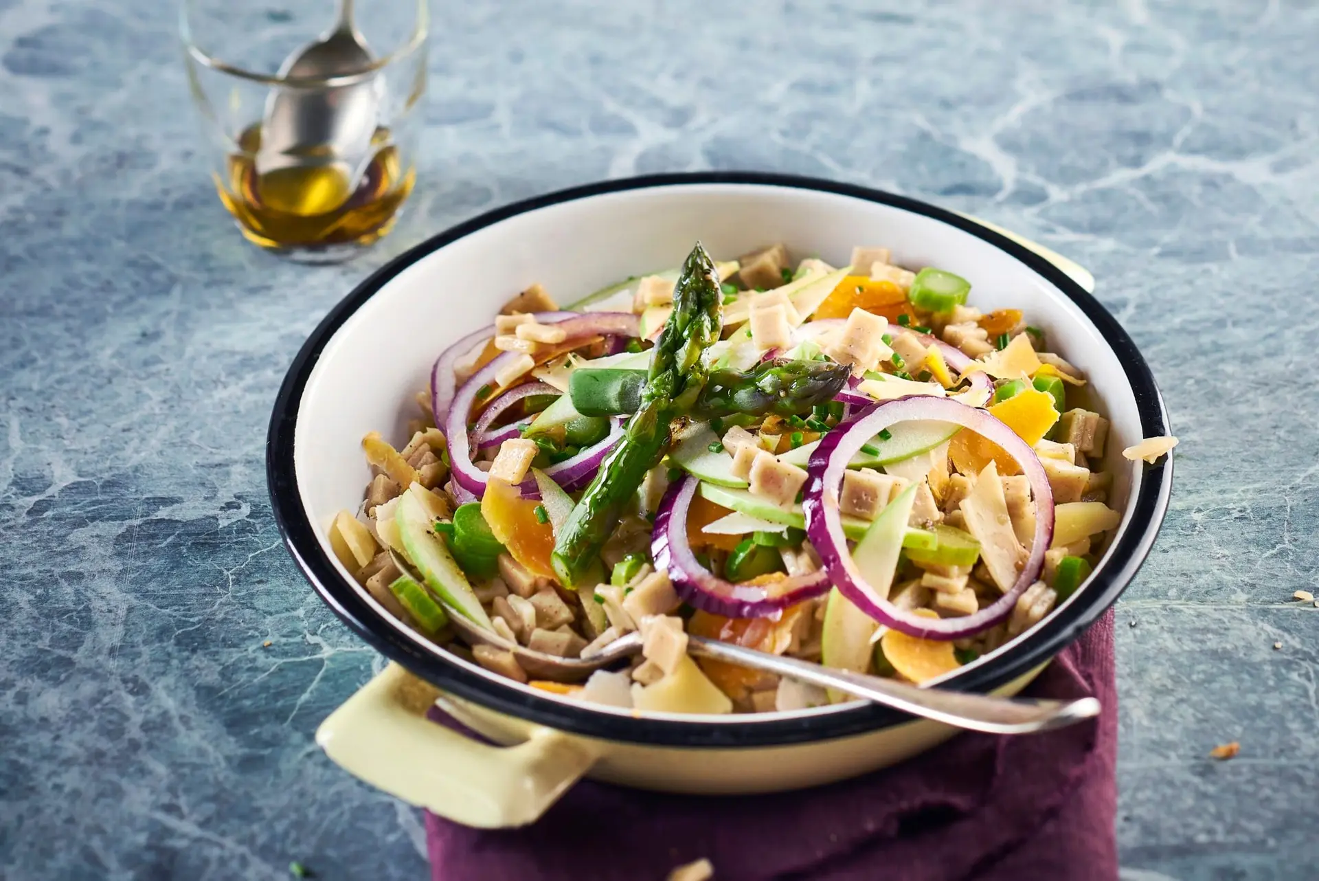 Salade de crozets aux asperges vertes, copeaux de légumes et oignon rouge