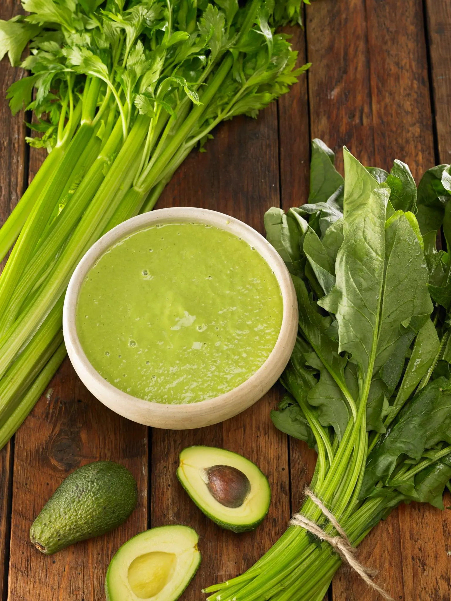Soupe de céleri-branche, oseille et avocat