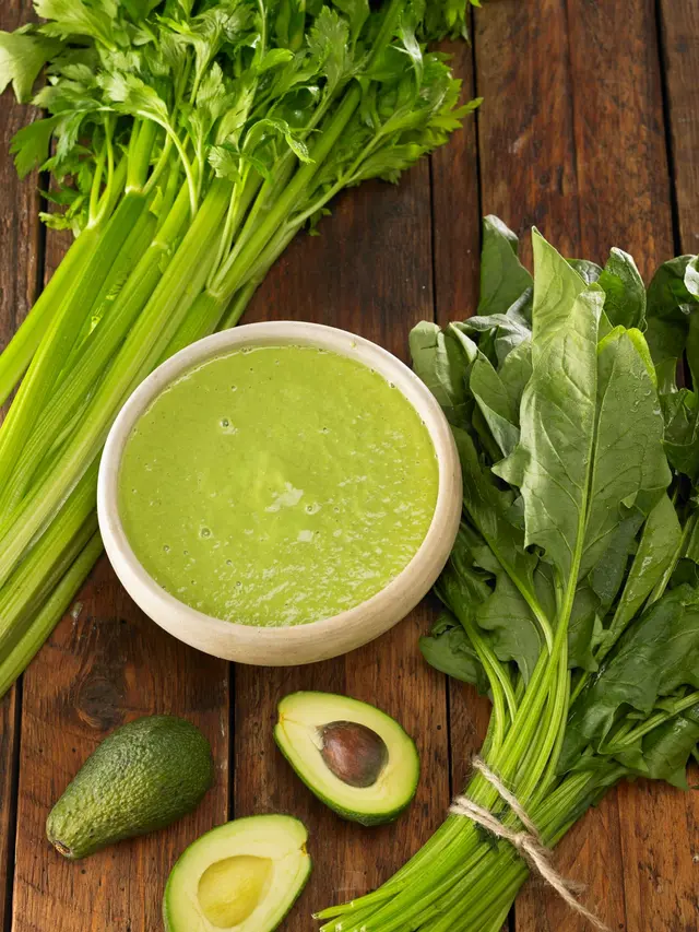 Soupe de céleri-branche, oseille et avocat