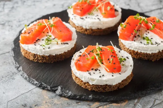 Mini cheesecake saumon au fromage à la crème, sésame et micro-pousse