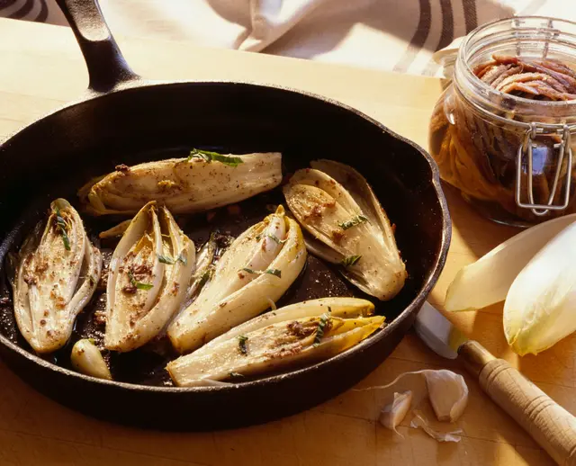 Endives sautées aux anchois et à l'ail