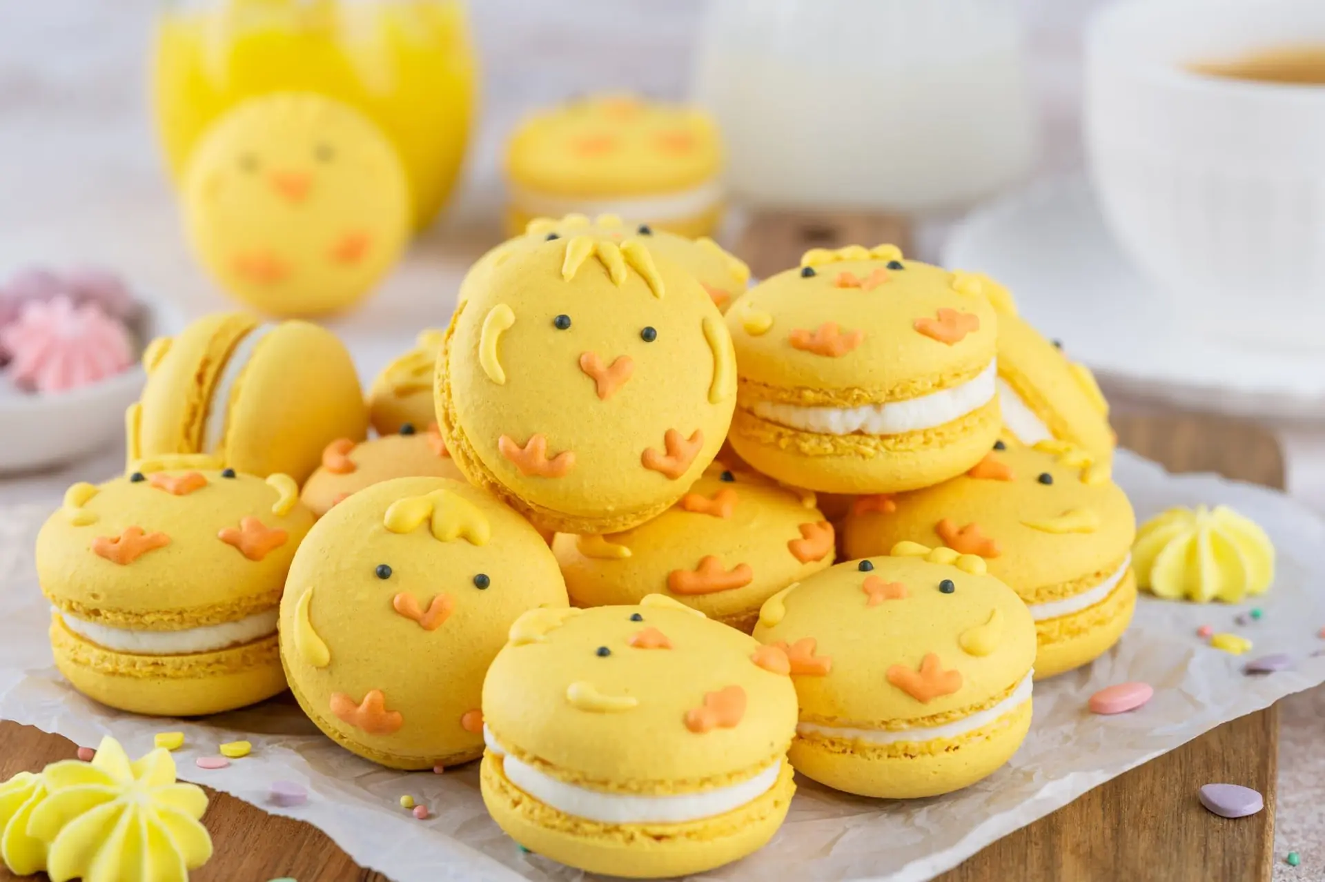Macarons à la crème de vanille et crème de citron en forme de poussin