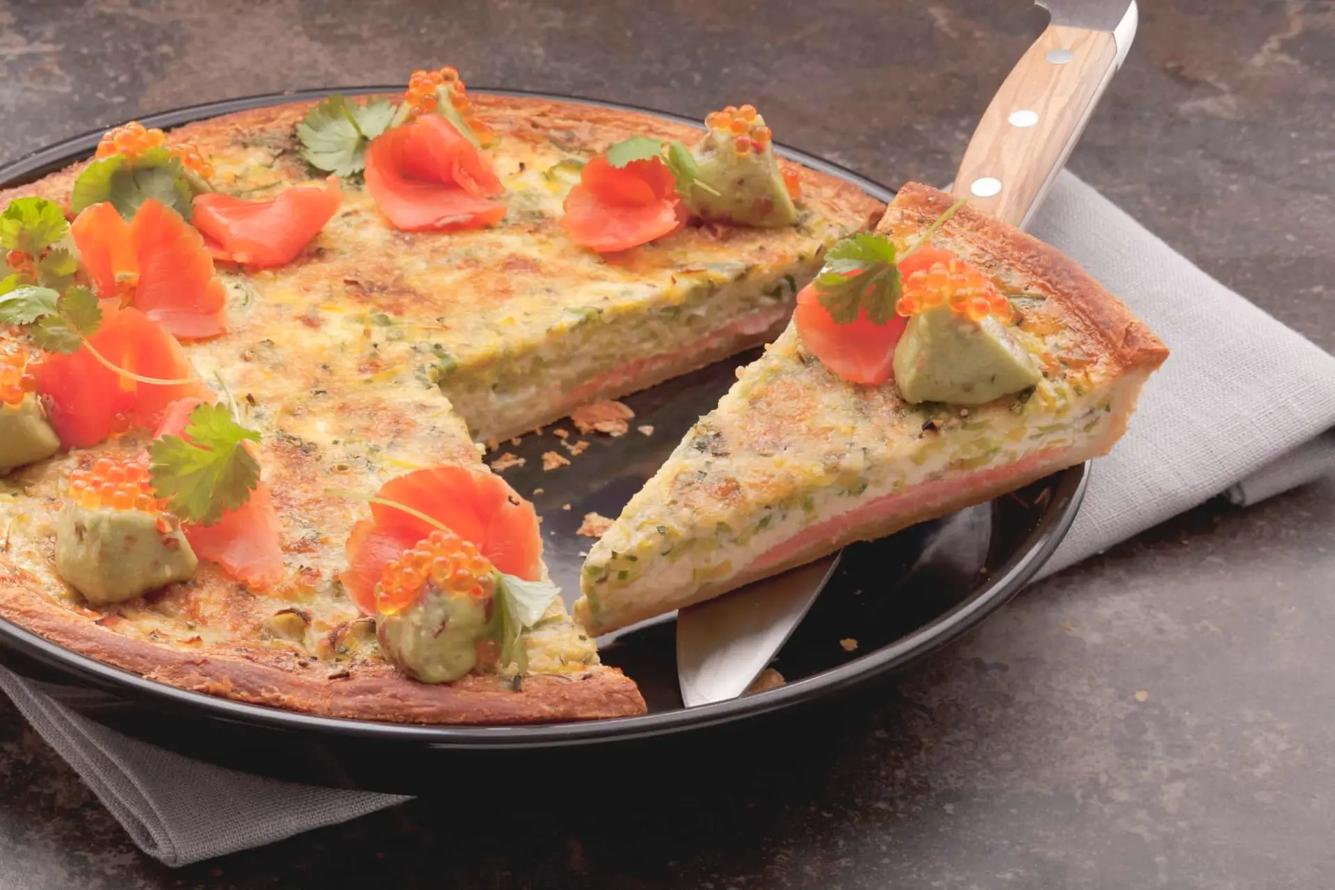Quiche au saumon fumé, avocat et œufs de saumon