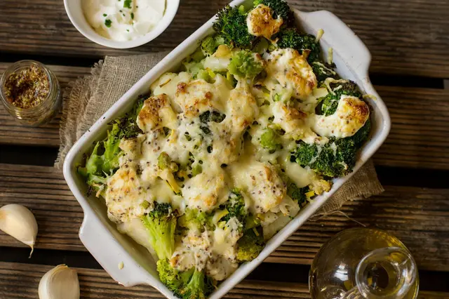 Gratin de chou-fleur, choux romanesco et brocoli, sauce moutarde et crème
