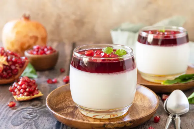 Panna cotta à la gelée de grenade, éclats de grenade fraîche et menthe