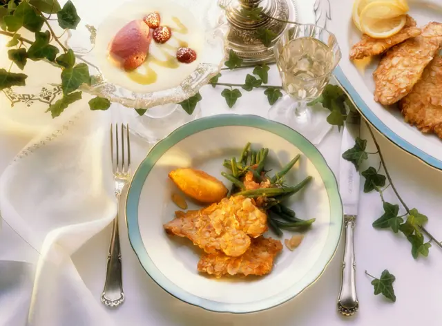 Escalopes de dinde aux amandes, quenelle de patate douce et haricots verts, mousse légère aux framboises