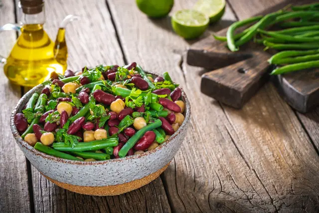 Salade libanaise haricots verts, persil, pois chiches et haricots rouges