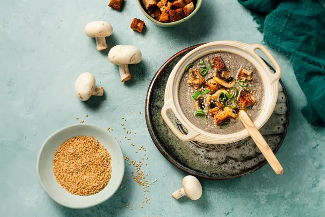 Velouté de champignons au tahini et croûtons dorés