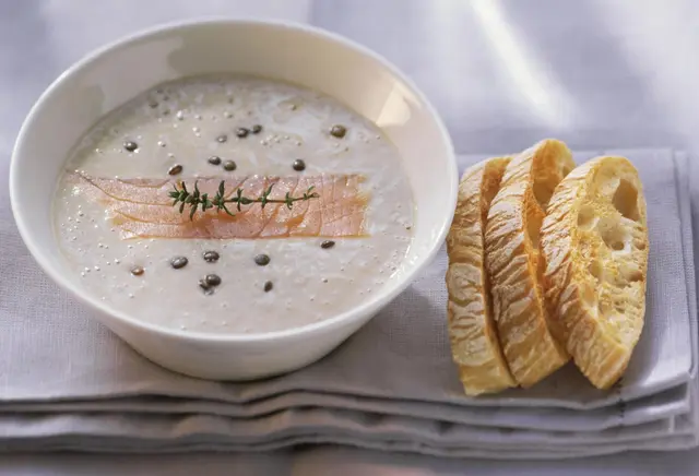 Soupe de lentilles fouettées avec jambon de Parme