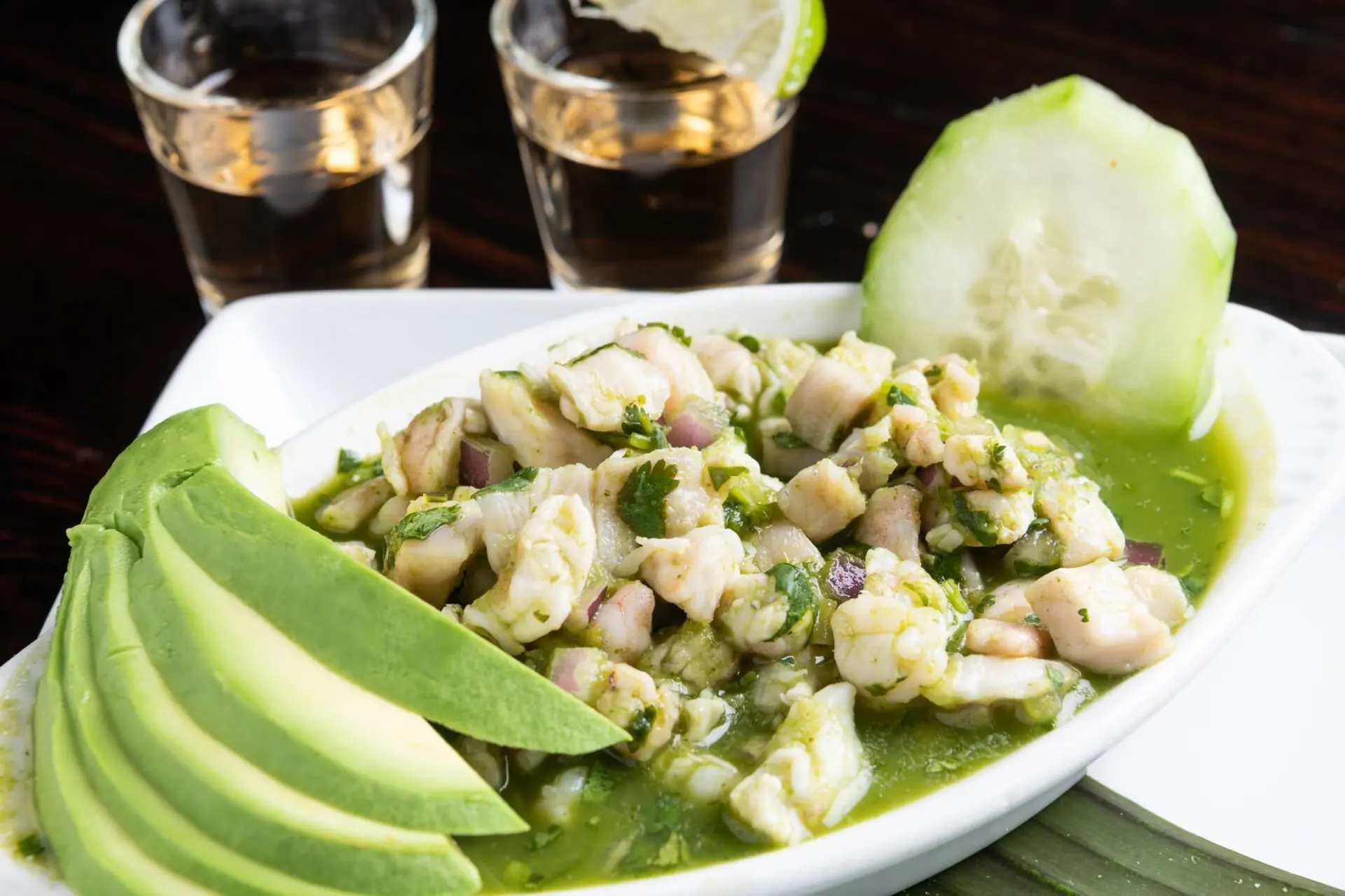 Crevettes et poisson ceviche mariné au citron avec piment jalapeño et coriandre