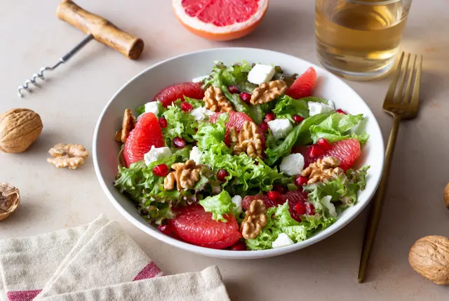 Salade de pamplemousse, féta, grenade et noix