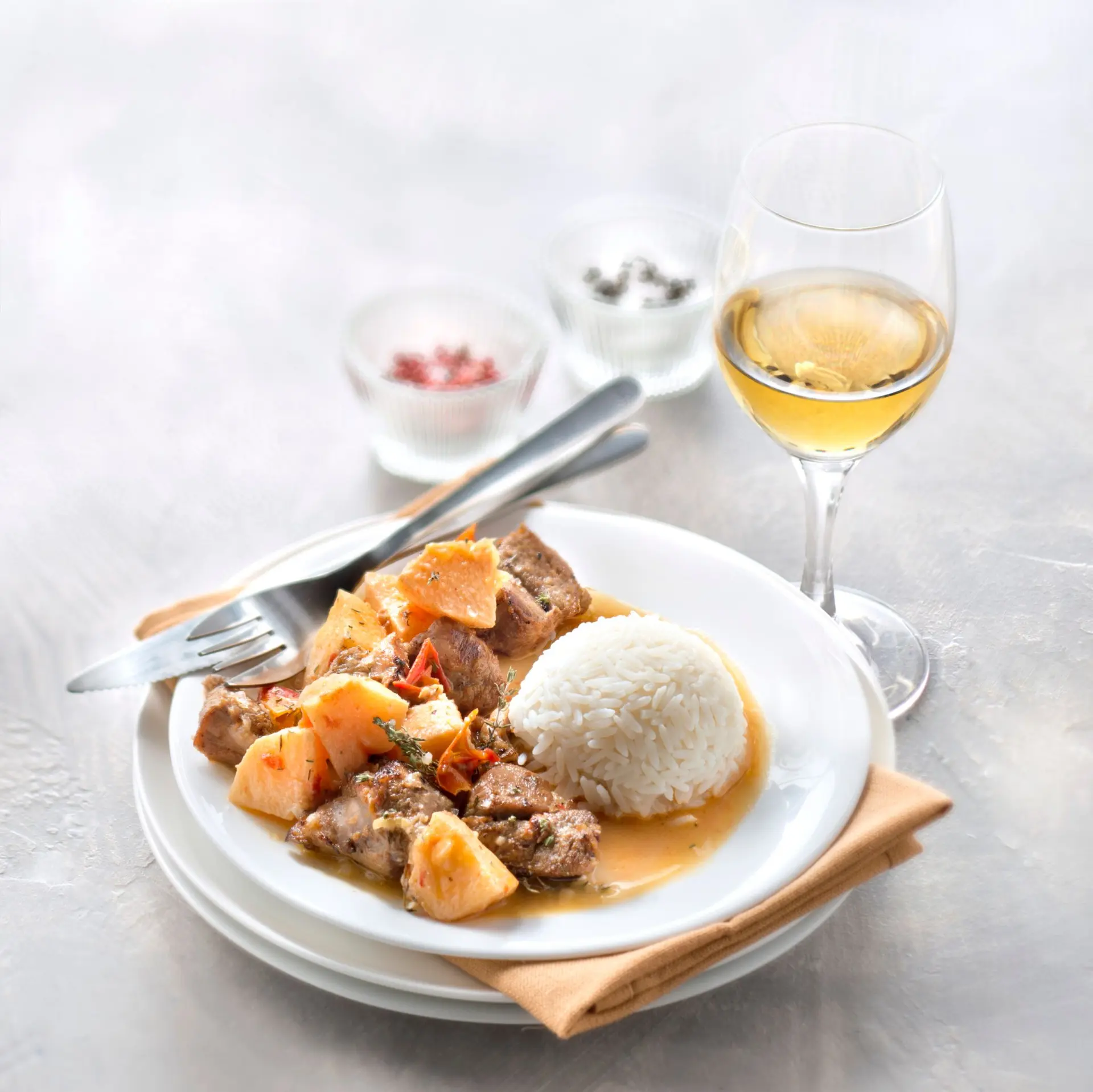 Sauté d’agneau aux coings, servi avec riz blanc