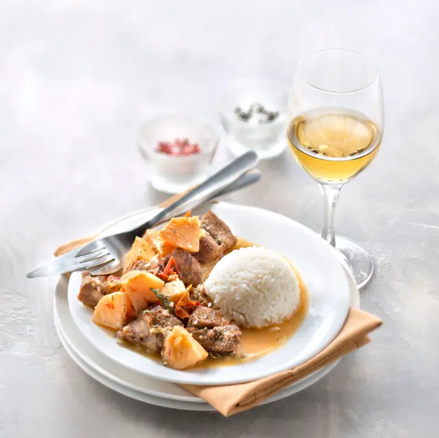 Sauté d’agneau aux coings, servi avec riz blanc