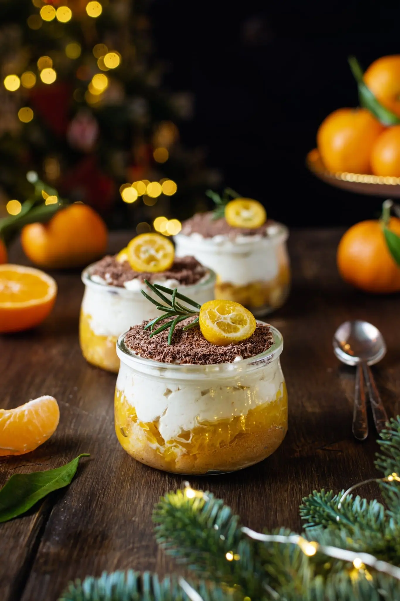 Verrines de Noël à la mandarine, mousse de fromage frais et copeaux de chocolat