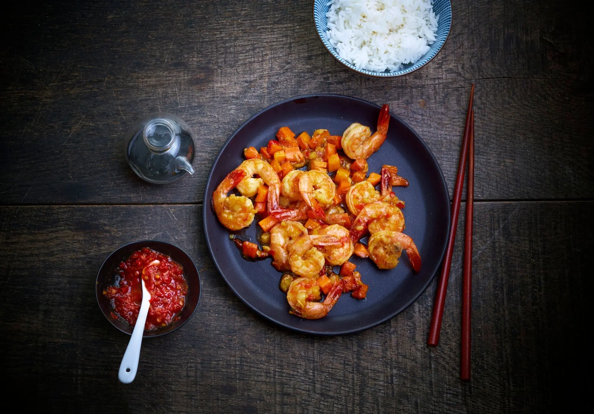 Gambas sautées à la sauce aigre-douce et légumes croquants
