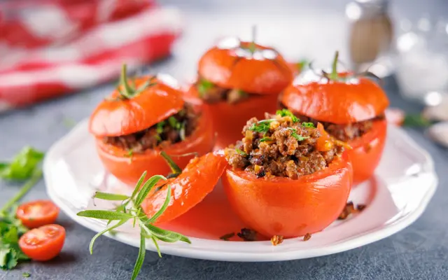 Tomates farcies au four avec bœuf