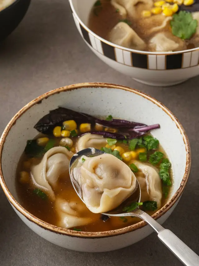 Soupe aux raviolis avec coriandre