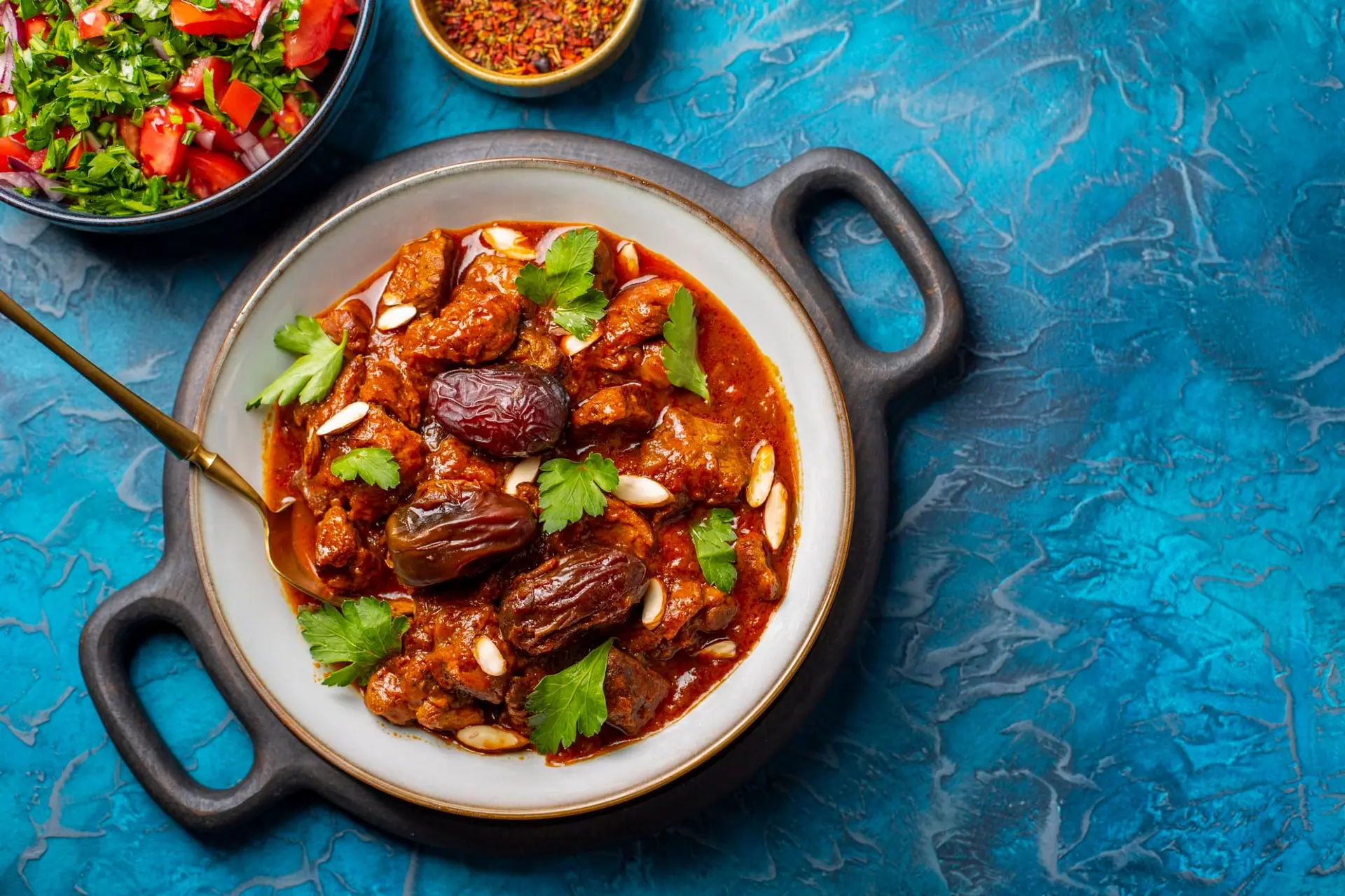 Tajine d’agneau marocain traditionnel aux épices, aux dattes et amandes