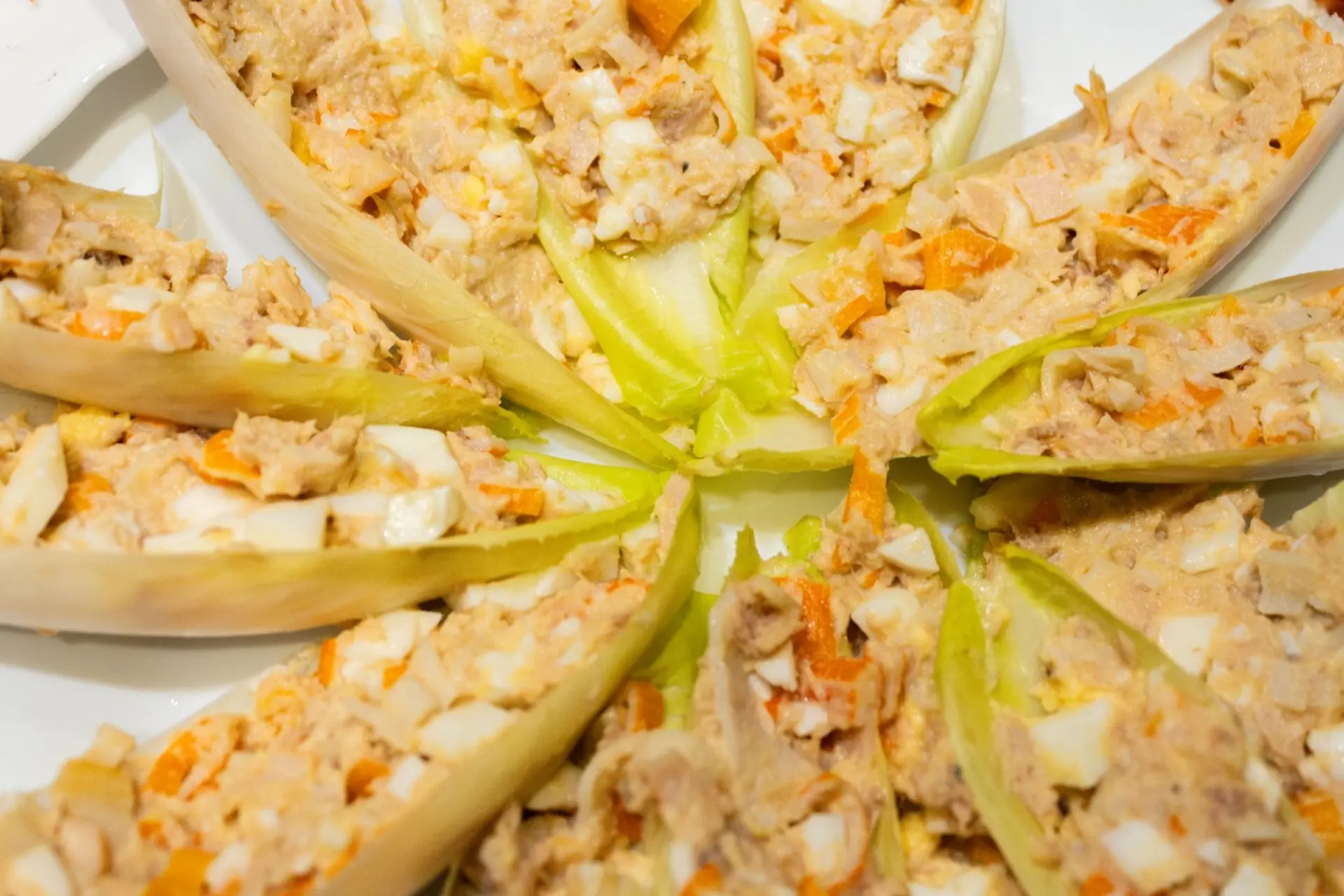Feuilles d’endives farcies au crabe, œufs et thon