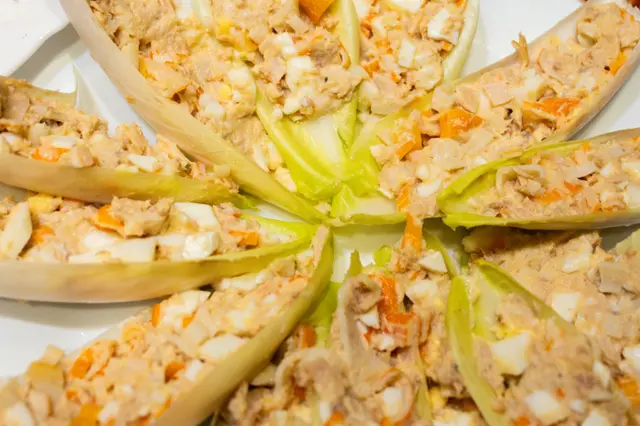 Feuilles d’endives farcies au crabe, œufs et thon