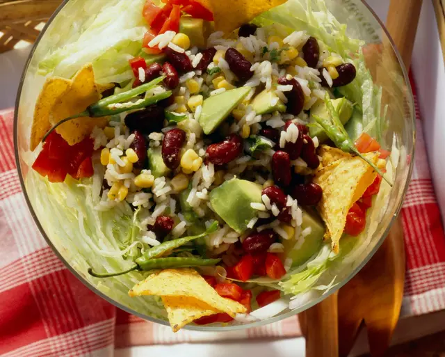 Salade de riz aux haricots rouges, maïs et avocat