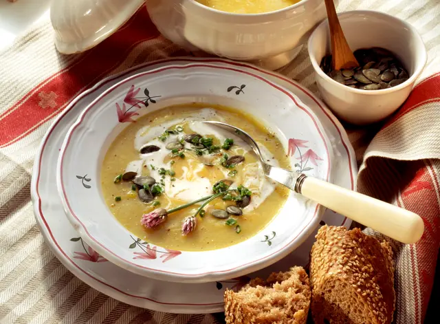 Soupe de chou-fleur au curry et aux graines de courge
