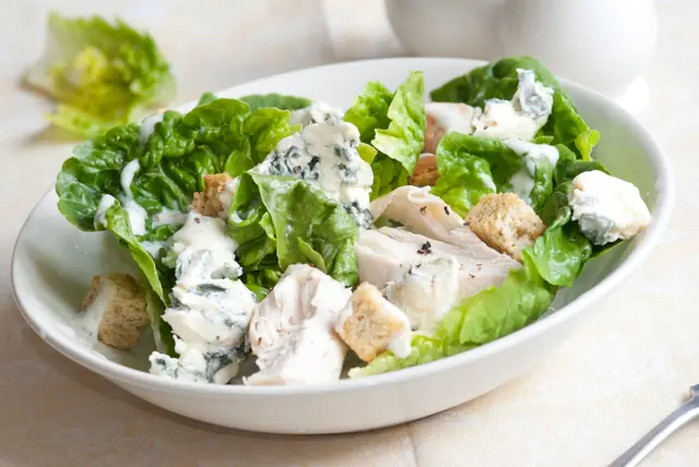 Salade au poulet et au roquefort