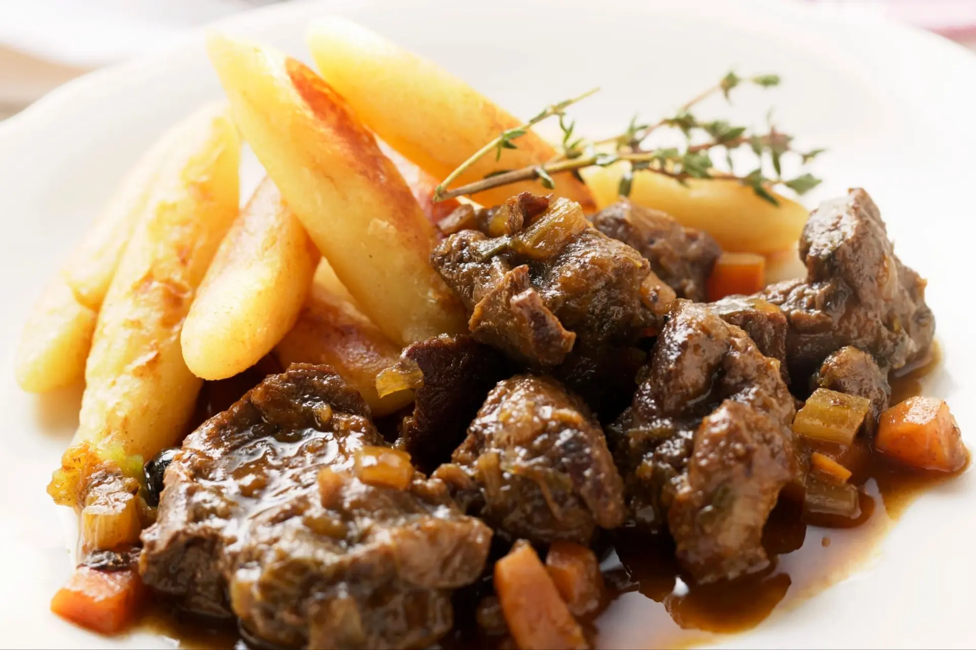 Ragoût de venaison aux nouilles de pommes de terre et au thym
