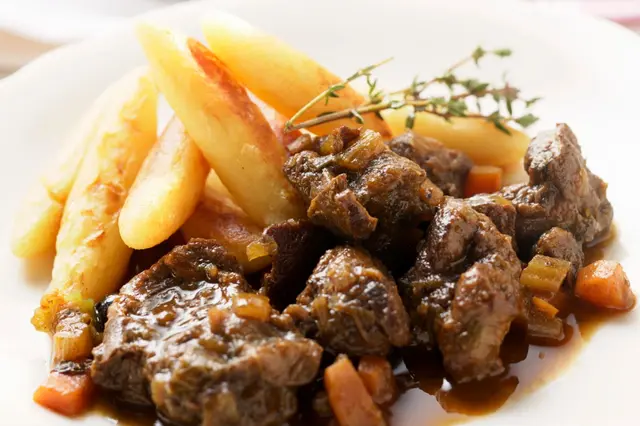 Ragoût de venaison aux nouilles de pommes de terre et au thym