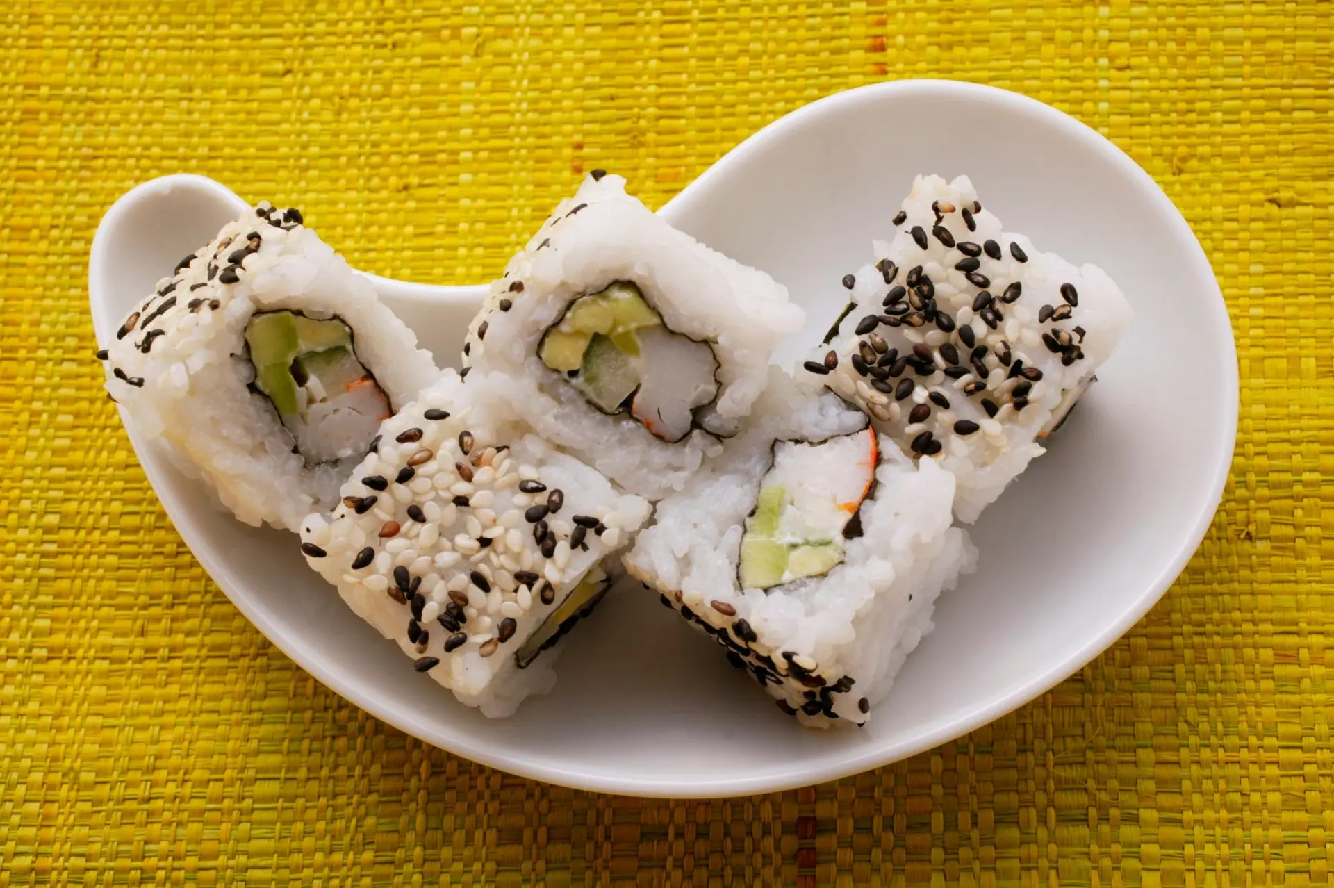 Makis californiens à l'avocat et au surimi