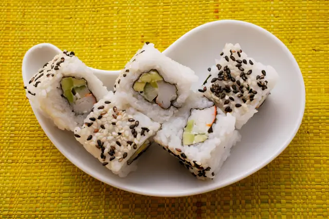 Makis californiens à l'avocat et au surimi