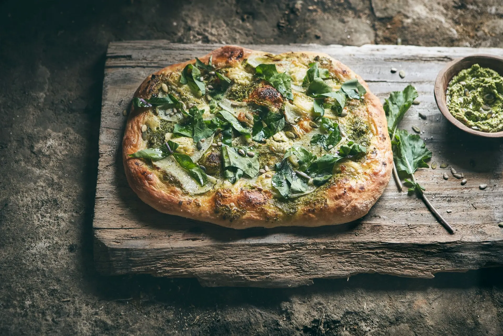Pizza verte, pesto de chou rave et fromage de chèvre