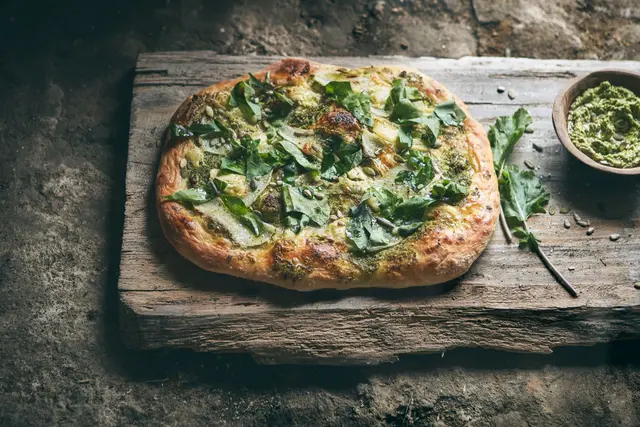 Pizza verte, pesto de chou rave et fromage de chèvre