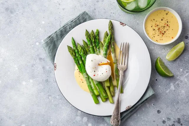 Asperges, œufs pochés et sauce hollandaise