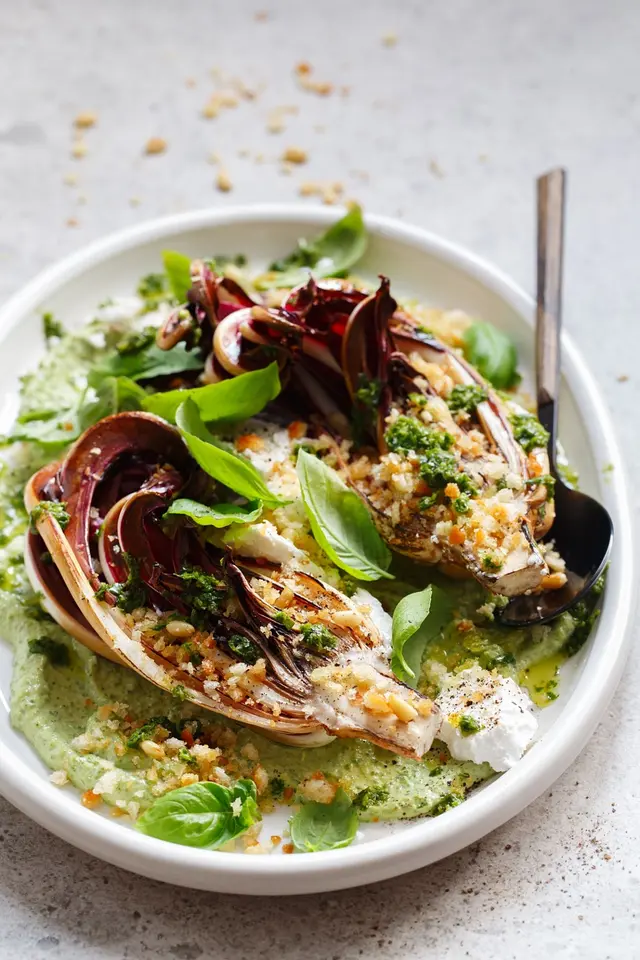 Chicorée rouge rôtie, feta, crème de tahini au basilic, pignons de pin et pesto