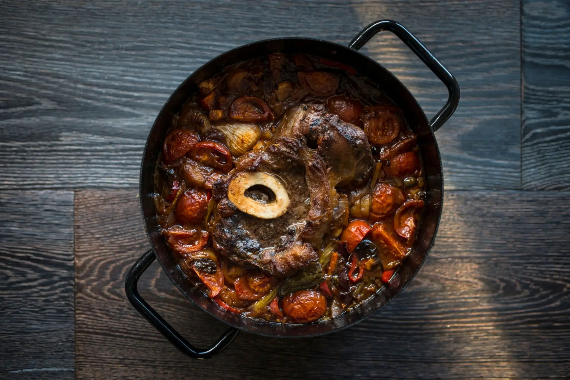 Jarret de veau d’Osso buco cuit avec des légumes