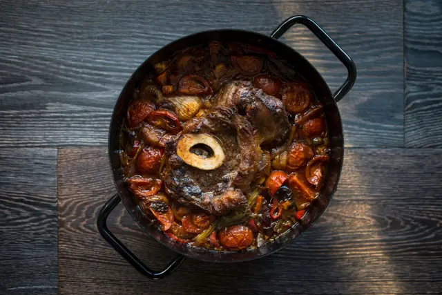 Jarret de veau d’Osso buco cuit avec des légumes