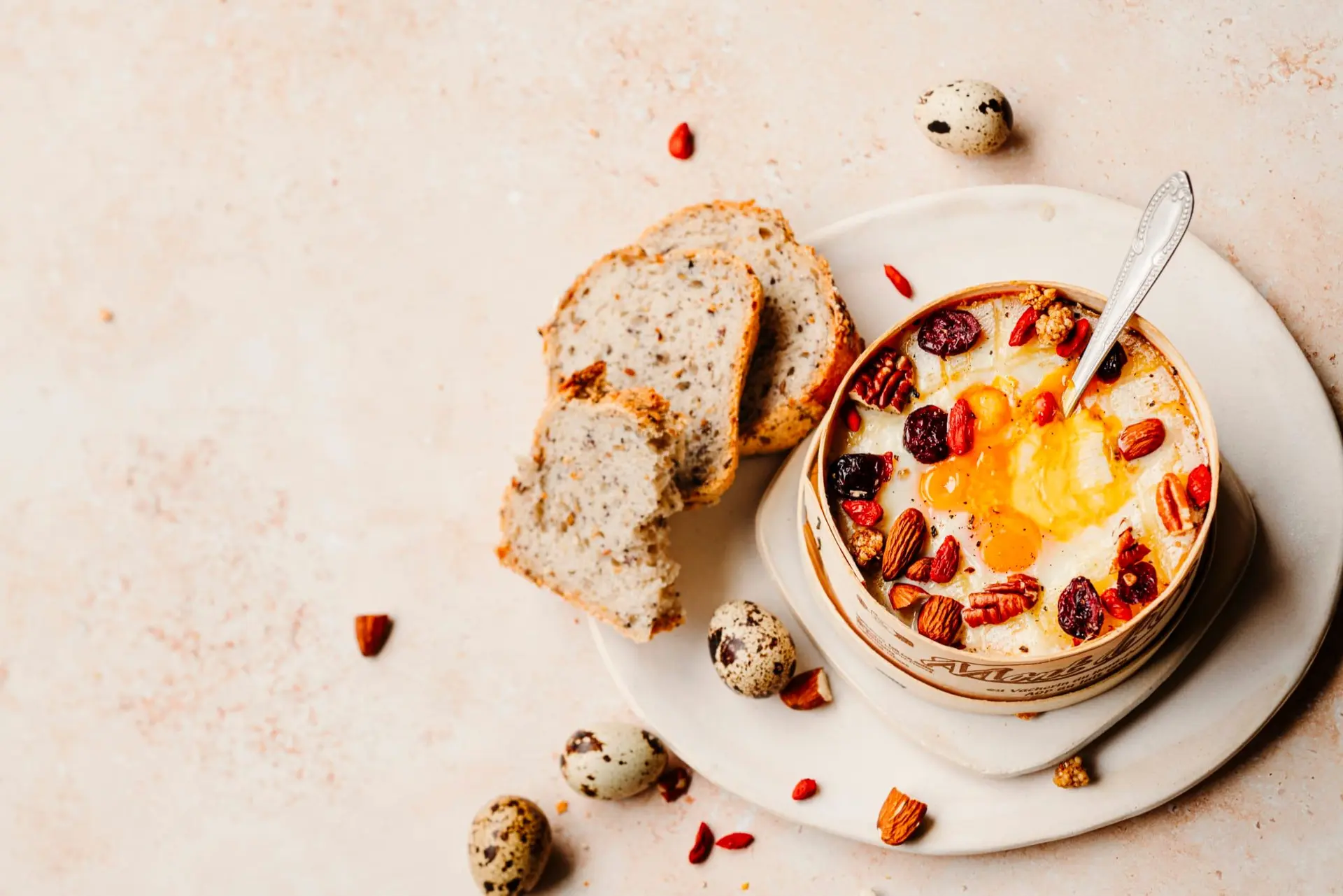 Mont d'Or rôti aux fruits secs et aux œufs de caille