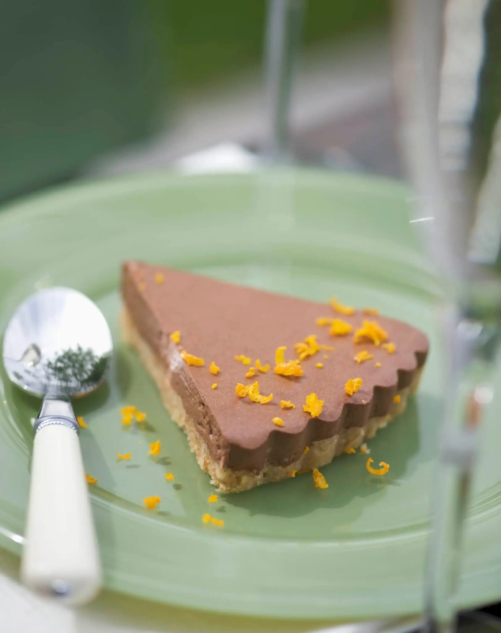 Cheesecake au chocolat et à l'orange sur une base de biscuit