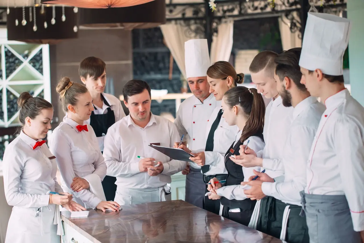 La brigade de cuisine à bout de souffle : entre excellence et bien-être, la gastronomie française cherche son nouvel équilibre