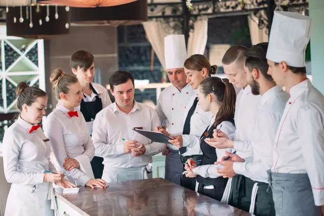 La brigade de cuisine à bout de souffle : entre excellence et bien-être, la gastronomie française cherche son nouvel équilibre