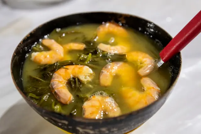 Soupe amazonienne Tacacá aux crevettes