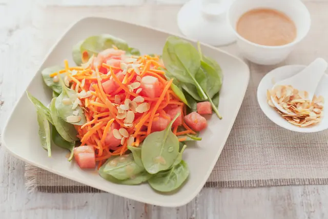 Salade de carottes et pastèque, avec jeunes feuilles d'épinards