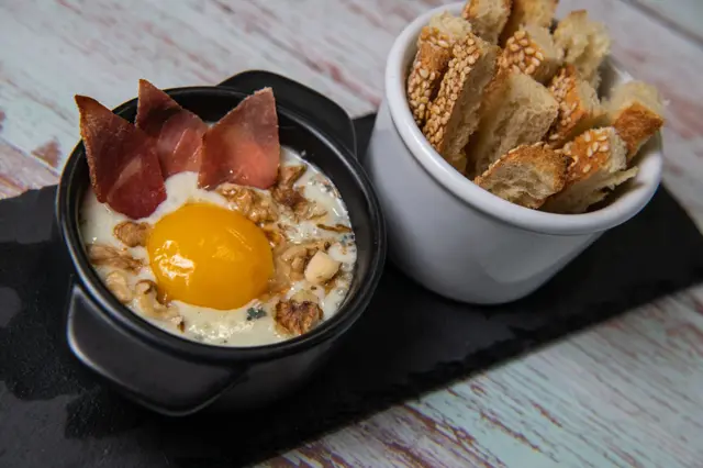 Œuf cocotte à la crème fraîche, au Roquefort et aux noix