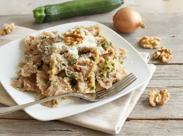 Farfalle aux courgettes, noix et crème