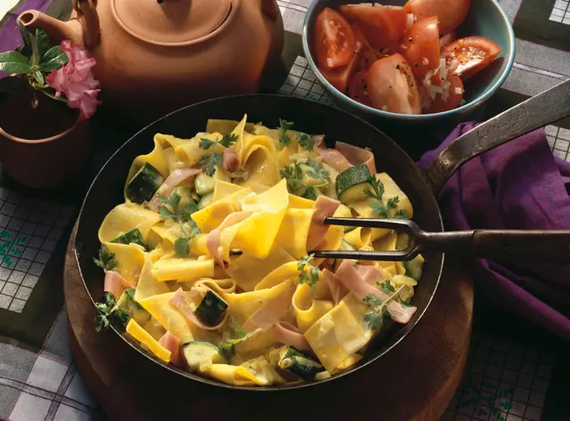 Sauté de nouilles ruban au jambon et aux courgettes